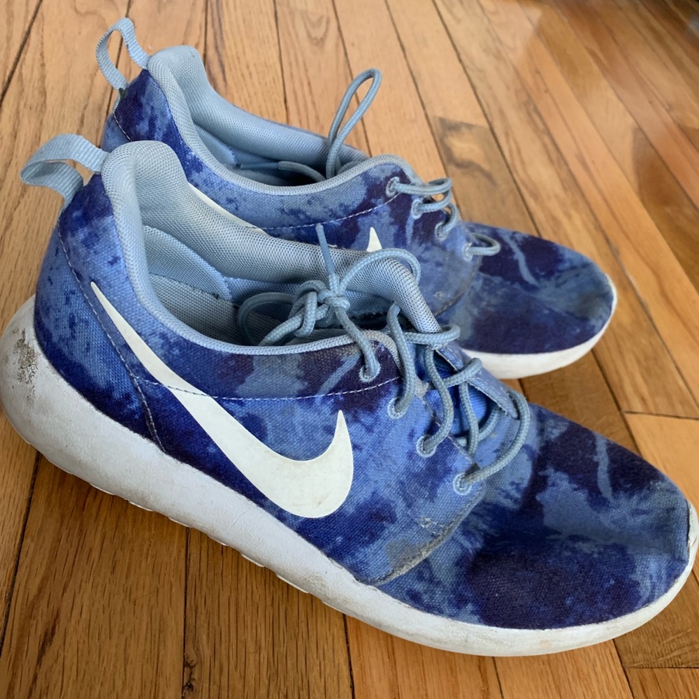 Blue nike roshes
